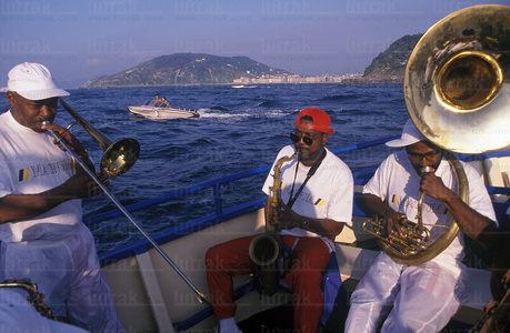 00071-Big band tocando jazz en el barco Ciudad de San Sebastian
