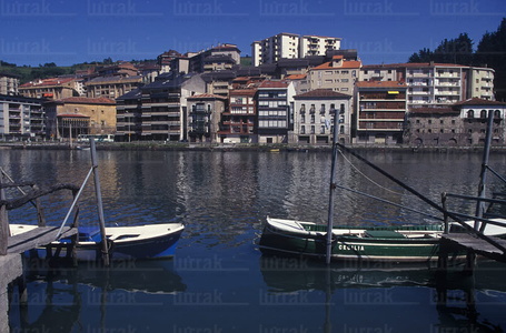 00515-Barca-Rio-Deba-Euskadi