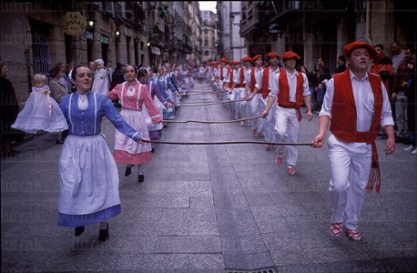 01624-Desfile-Iñudes-Artzaias-Parte-Vieja-San-Sebastian-Gipuzkoa-Euskadi