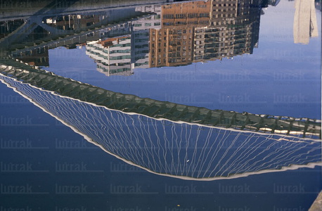 02238-Puente Zubi-Zuri. Reflejo. Bilbao, Bizkaia, Euskadi