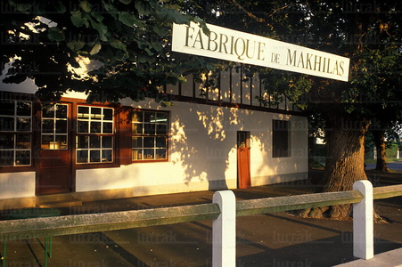 02253-Fabricació de makilas. Larressore, Lapurdi, Francia