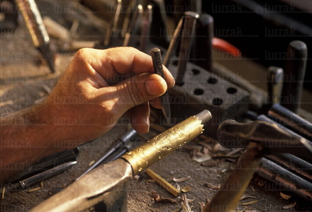 02256-Fabricación de makilas del artesano Charles Bergara . Lar