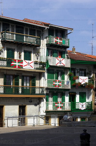 03624-banderas en los balcones. Alarde de Hondarribia. Gipuzkoa,
