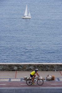 03650-Ciclista y velero. San Sebastián, Gipuzkoa, Euskadi