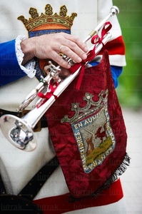 04500-Detalle de escudo y trompeta. Procesión de san Prudencio.