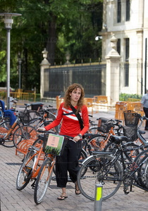 04660-Chica-Parking-Bicicletas