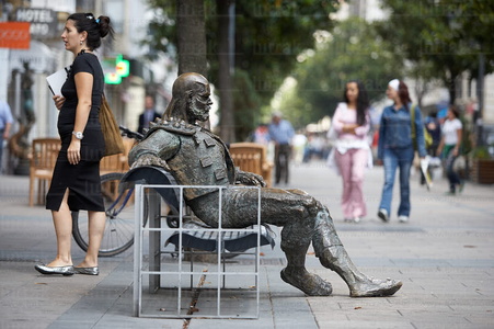 04686-Calle Dato. Escultura 'Reflexión' o del torero del escult