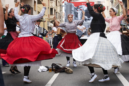 04740-Dantzaris-Bailes-Vascos-Euskal-Jira-Irún-Gipuzkoa-Euskadi