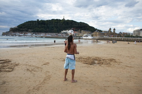04920-Fútbol. Playa de La Concha. San Sebastián Gipuzkoa Euska
