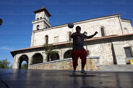 05037-Fútbol frente a la Iglesia de santa María, Amurrio, Alav