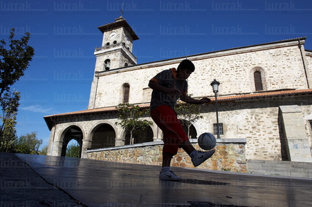 05038-Niño. Fútbol. Iglesia de santa María, Amurrio, Alava, E