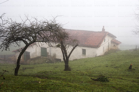 05639-Caserío con Niebla. Amezketa, Gipuzkoa, Euskadi