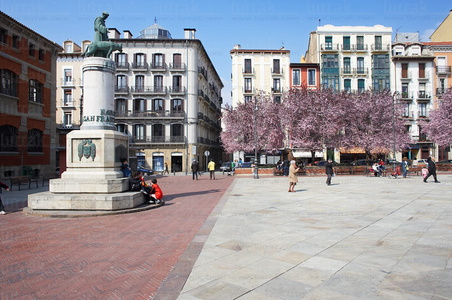 05680-Plaza de San Francisco con los almendros en flor. Pamplona