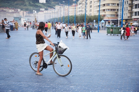 05784-Chica en bicicleta en el Paseo de la Zurriola. san Sebastián, Gipuzkoa, Euskadi