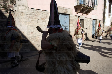 06396-Zanpantzar tocando el cuerno. Carnavales de Ituren. Navarr