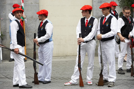 06511-Esperando la procesión. Fiestas de San Juan. Tolosa, Gipuzkoa, Euskadi