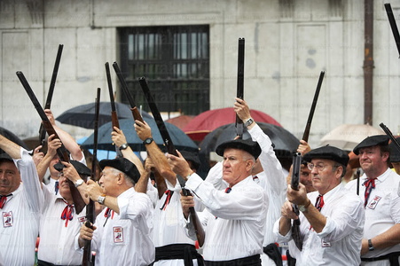 06544-Escopeteros preparan armas. Fiestas de San Juan. Tolosa, Gipuzkoa, Euskadi