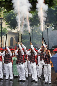 06550-Escopeteros disparando. Fiestas de San Juan. Tolosa, Gipuzkoa, Euskadi