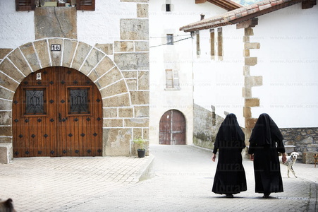 06620-Monjas en Lizaso. Valle de Ulzama, Navarra