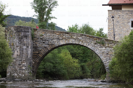 06674-Puente de la Rabia sobre el río Arga. Zubiri, Navarra