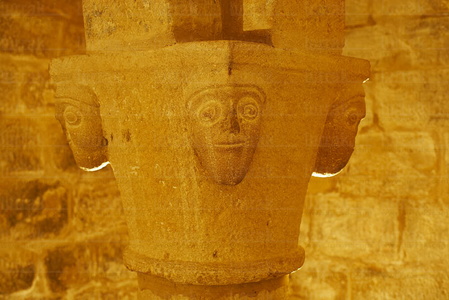 07065-Capiteles. Cripta románica del siglo XII. San Martín de 