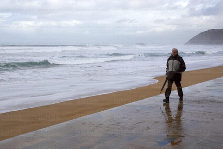 07193-Hombre pasea por el malecón de la playa    . Zarautz, Gip