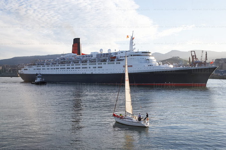 07592-Un velero observa zarpar al Queen Elisabeth II  . Getxo, B