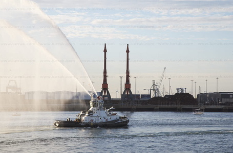 07594-Remolcador del puerto lanza agua de sus cisternas. Getxo, 