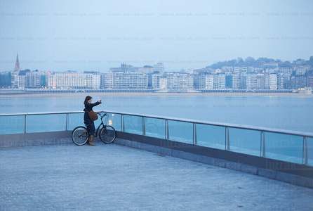 08189-Chica con bici. Plaza Jacques Cousteau. San Sebasti·n, Gi