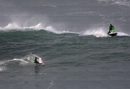 08468-Surfista y moto de agua en Playa Gris. Zumaia, Gipuzkoa, E