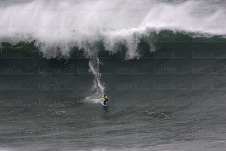 08469-Surfeando big waves en Playa Gris. Getaria, Gipuzkoa, Eusk