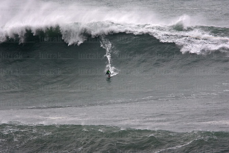 08471-Surf con Olas Gigantes. Planeixa. Zumaia, Gipuzkoa, Euskad