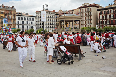 08613-Plaza del Castillo. Fiestas de San FermÌn. Pamplona, Nava