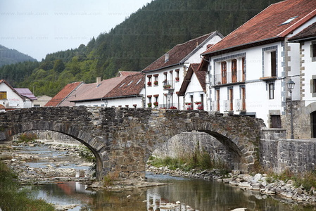 08732-Puente Medieval. Río Aduña. OchagaVía, Navarra, Euskadi