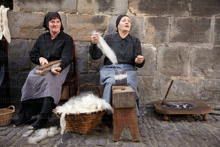 08745-Cardando lana. Ohripean, Ochagavía, Navarra