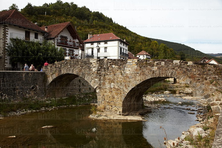 08782-Puente Medieval. Río Aduña. OchagaVía, Navarra, Euskadi